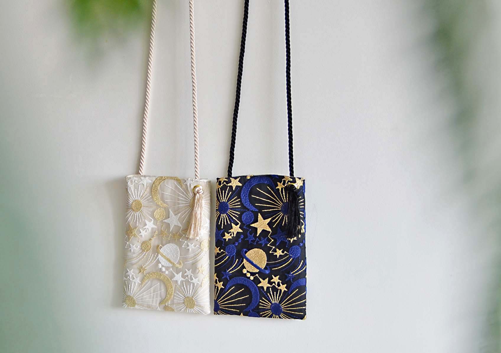 【選べるカラー】　プラネットチュール刺繍スマホポーチ　月と星　スマホショルダー